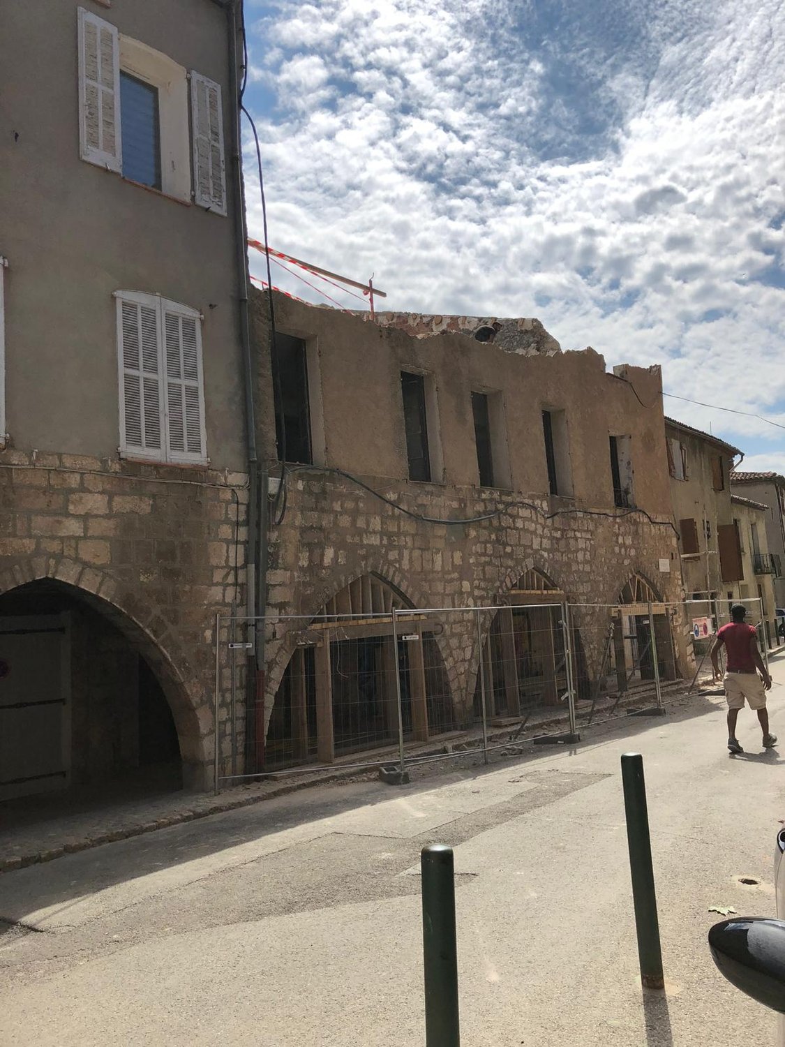 Bâti ancien dégradé avant rénovation à Saint-Maximin